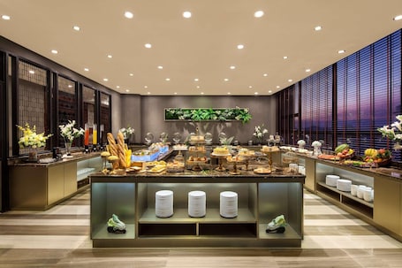 Dining. Ramada by Wyndham Liuzhou Luzhai