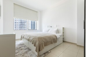 DHH - Reasonably Priced For 1 Bed Botanica Dubai Marina | 特色装修、特色家居、遮光窗帘、熨斗/熨衣板