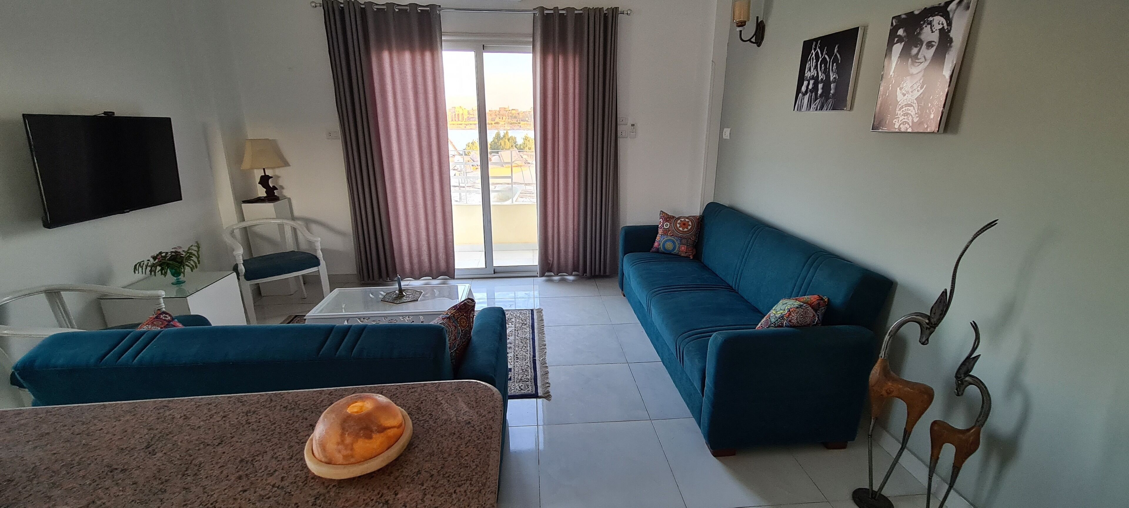 Apartemen | Area keluarga | Televisi layar datar 130-cm dengan saluran TV kabel, TV, dan buku