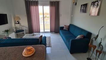 Apartemen | Area keluarga | Televisi layar datar 130-cm dengan saluran TV kabel, TV, dan buku