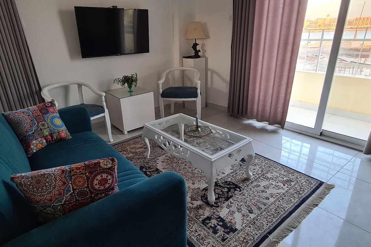 Appartement | Coin séjour | Télévision à écran plat de 130 cm avec chaînes par câble, télévision