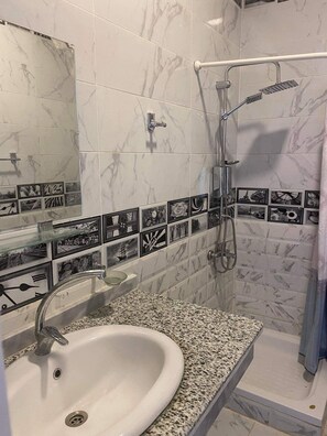 Douche, serviettes fournies
