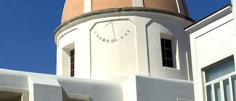 Un edificio con una cúpula grande y un reloj en su fachada.