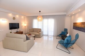 Classic-Apartment, 2 Schlafzimmer | Wohnzimmer | Flachbildfernseher