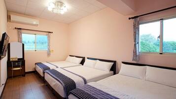 Family Room (Hibiscus) | Desk, soundproofing, free WiFi