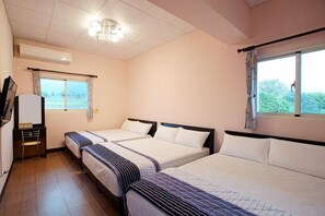 ห้องแฟมิลี่ (Hibiscus) | โต๊ะทำงาน, ห้องเก็บเสียง, Wi-Fi ฟรี