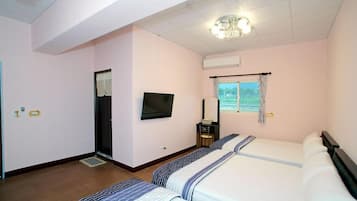 Family Room (Hibiscus) | Desk, soundproofing, free WiFi