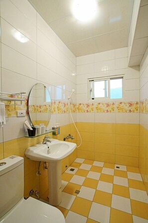 Standard Quadruple Room (Butterfly) | Bathroom | Shower, free toiletries, hair dryer, slippers - Du Du Hao B&B (Luye)