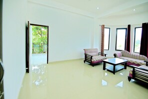 Ropa de cama de alta calidad, escritorio y cortinas blackout