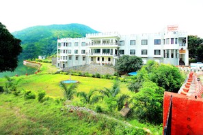 Front of property - Rang Bhawan Inn- A Lake View Hotel (Kumbhalgarh)