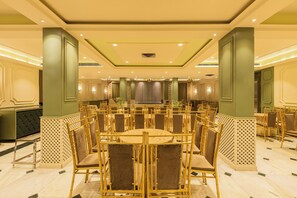 Petit déjeuner buffet servi tous les jours en supplément