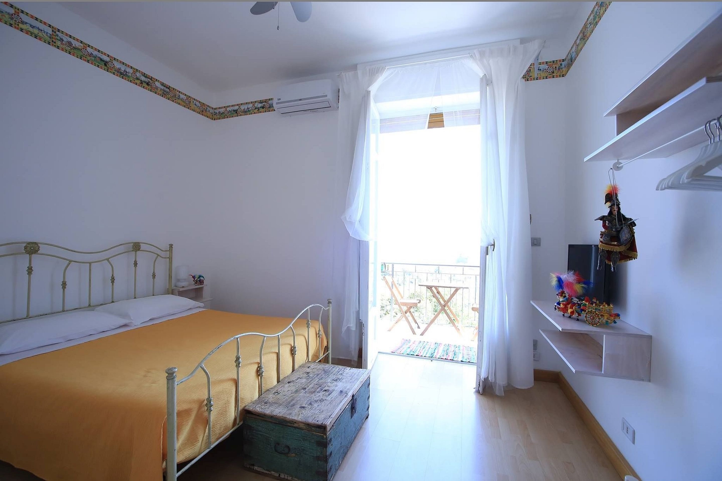 Phòng đôi tiện nghi đơn giản, quang cảnh biển | Bộ đồ giường cao cấp, bàn, khu vực làm việc phù hợp cho laptop 