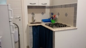 Großer Kühlschrank, Wasserkocher mit Kaffee-/Teezubehör