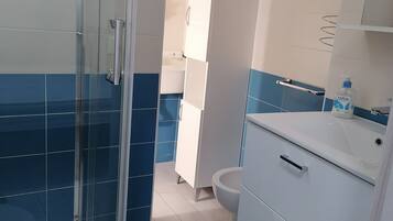 Doppelzimmer, mit Bad | Badezimmer | Haartrockner