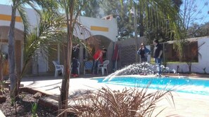 Una piscina al aire libre