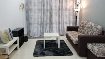 Family House, 3 Bedrooms | Living room | 32-inch flat-screen TV with satellite channels, TV, Netflix