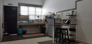 Casa família, 3 quartos | Cozinha privada | Geladeira, micro-ondas, chaleira elétrica, cadeirão de bebê