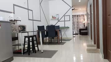Family House, 3 Bedrooms | In-room dining