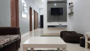 Familjehus - 3 sovrum | Vardagsrum | 32-tums platt-tv med satellitkanaler, tv och Netflix