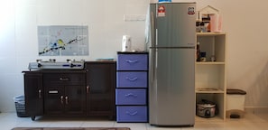Kühlschrank, Mikrowelle, Herdplatte, Wasserkocher