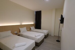 Desk, iron/ironing board, free WiFi, bed sheets - Place2stay Campus Hub (Kota Samarahan)