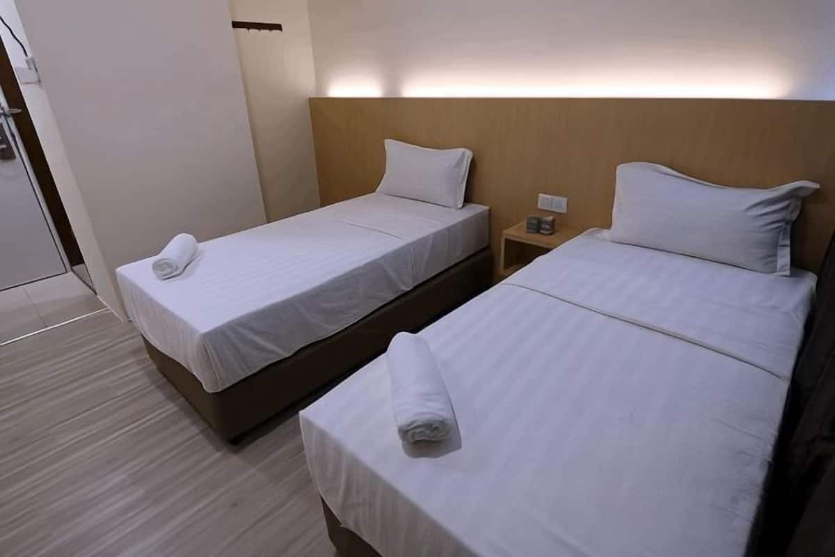 Een bureau, een strijkplank/strijkijzer, gratis wifi, beddengoed