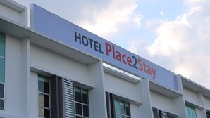 Un letrero de hotel con el nombre 'HOTEL Place2Stay'.