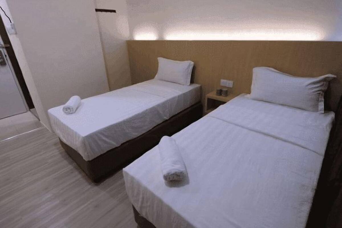 Escritorio, tabla de planchar con plancha, wifi gratis y ropa de cama