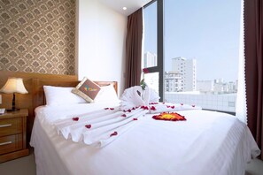 Minibar, pengeskab på værelset, skrivebord, lydisolering