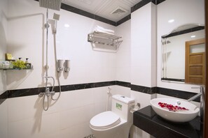 Shower, free toiletries, hair dryer, slippers - Charming Danang (Da Nang)