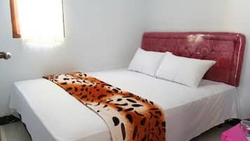 办公桌、免费 WiFi、床单