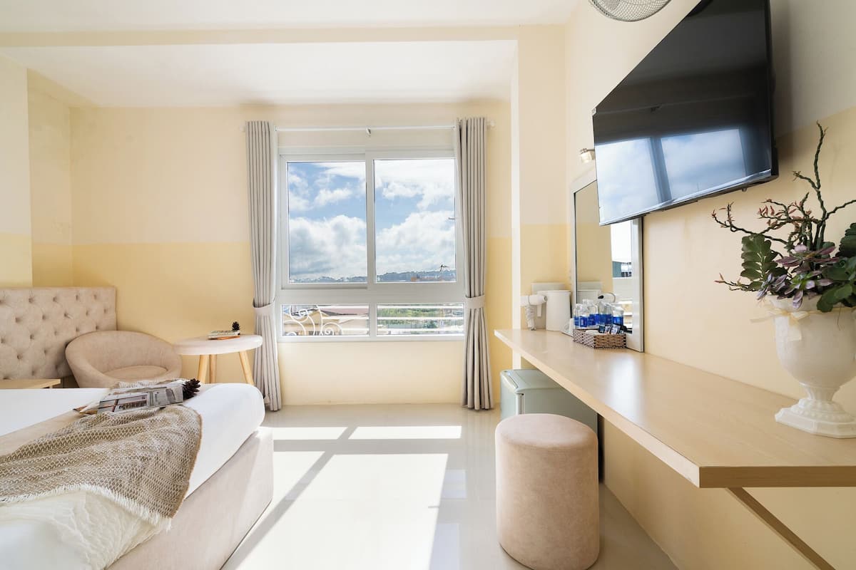 Dobbeltrom, byutsikt | Minibar, skrivebord, lydisolert og wi-fi (inkludert)