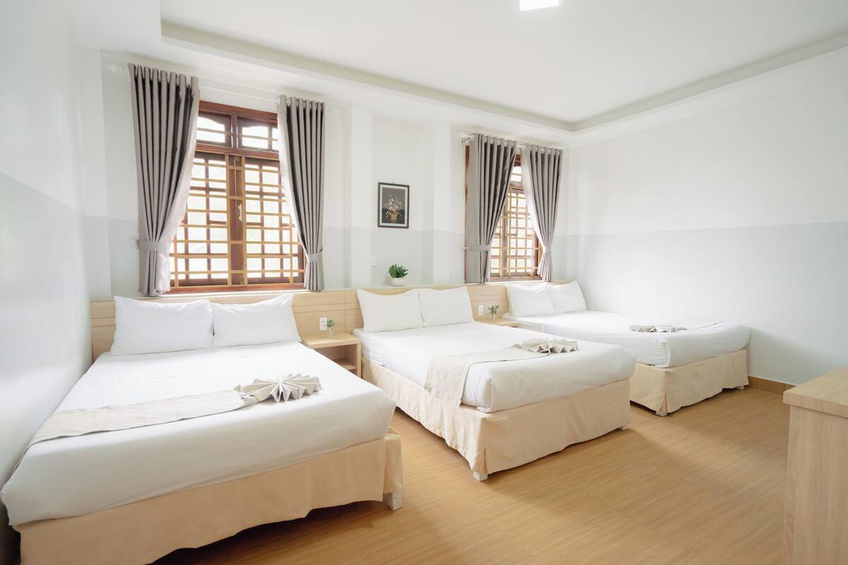Phòng dành cho gia đình, nhiều giường | Minibar, bàn, phòng cách âm, truy cập Internet không dây miễn phí 