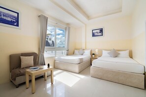 Habitación cuÔdruple de lujo | Minibar, escritorio, insonorización y wifi gratis