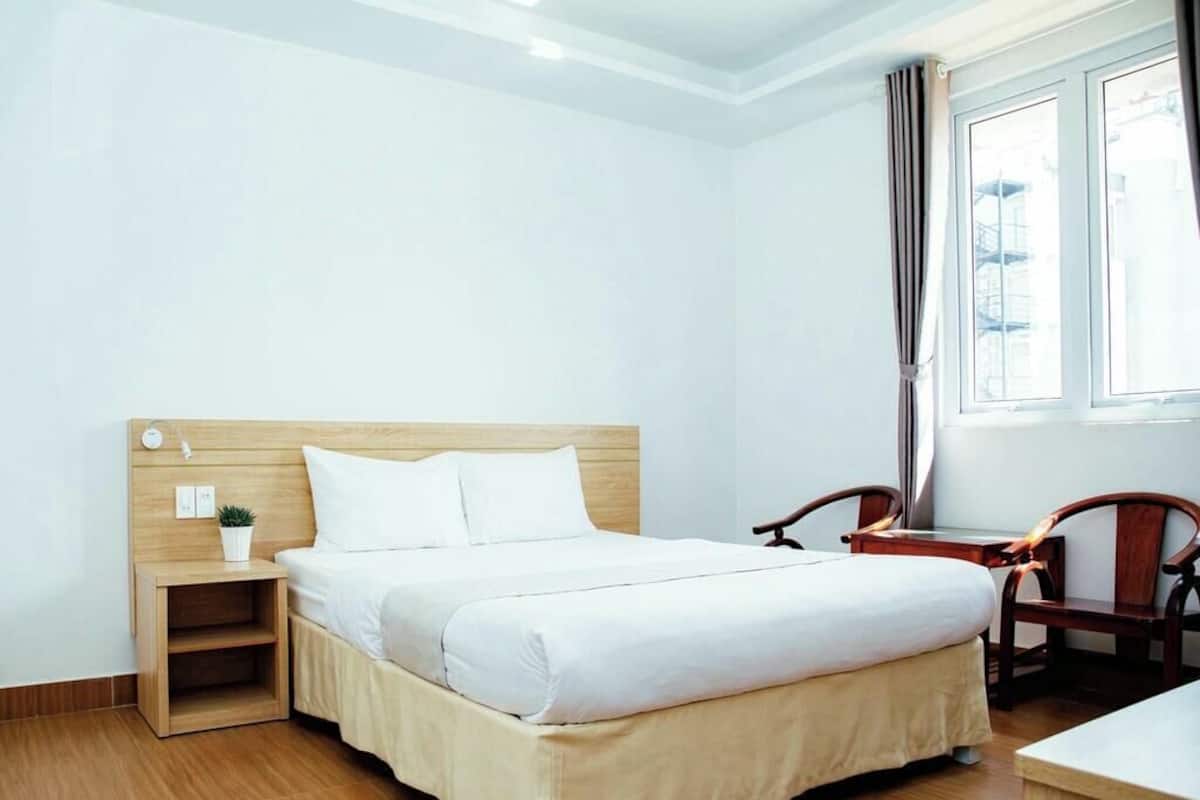 Minibar, desk, soundproofing, free WiFi