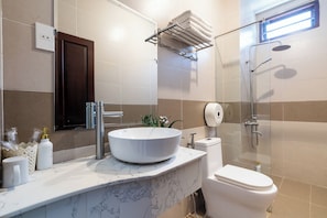 Dobbeltrom – familie | Bad | Dusj, dusjhode med hydromassaje, toalettartikler (inkludert) og hårføner