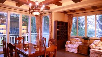 Villa, 5 Schlafzimmer, Seeblick | Wohnbereich