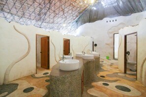 Baan Moo Muan | バスルーム | シャワー、バスアメニティ (無料)、タオル