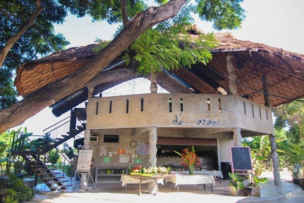 Spécialités Cuisine locale et internationale