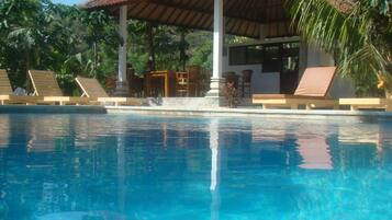 Una piscina al aire libre