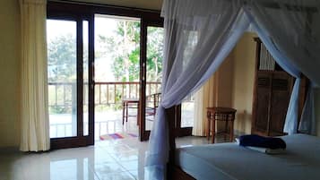 Escritorio, tabla de planchar con plancha y wifi gratis