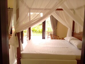Habitación doble, vista al jardín | Escritorio, tabla de planchar con plancha y wifi gratis 
