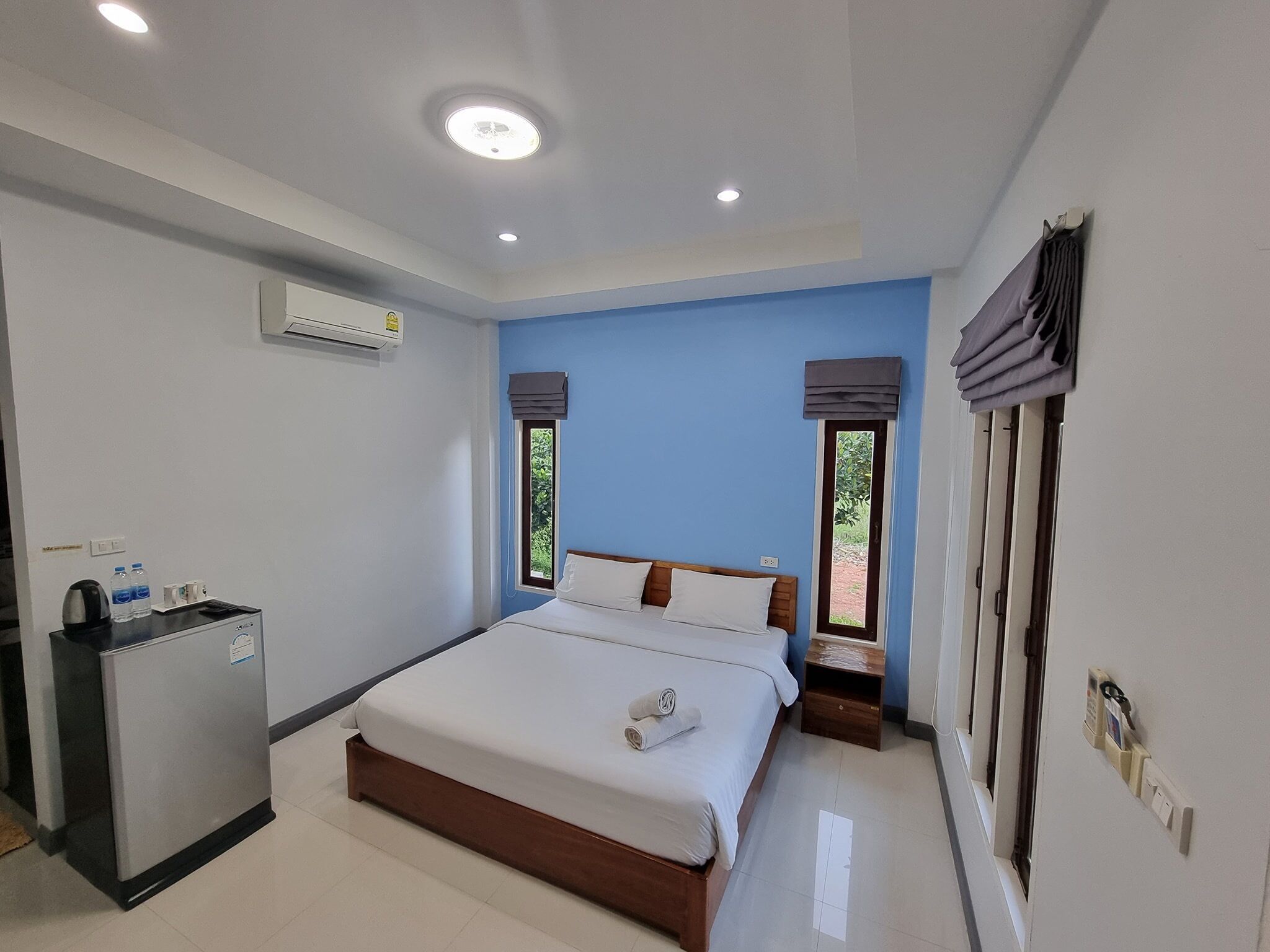 Habitación de hotel con cama, escritorio y ventana.