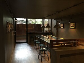 Breakfast area - In A Box Hostel (Bangkok)