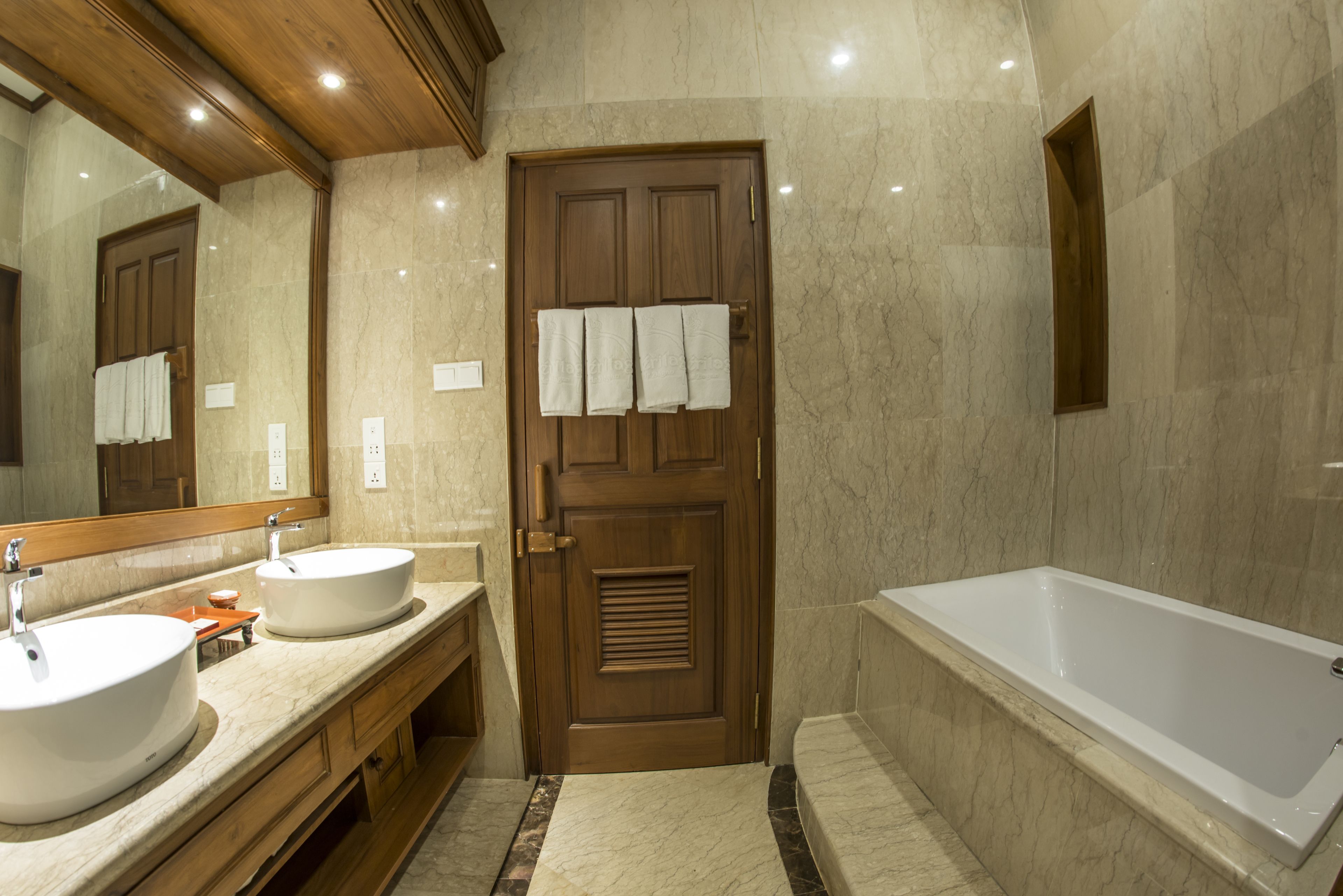 double room | bathroom | separate bathtub and shower, free toiletries, hair dryer, slippers