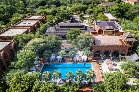 Vista frontal de la propiedad por la tarde o noche