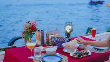 Se sirven desayunos, almuerzos, cenas y brunch