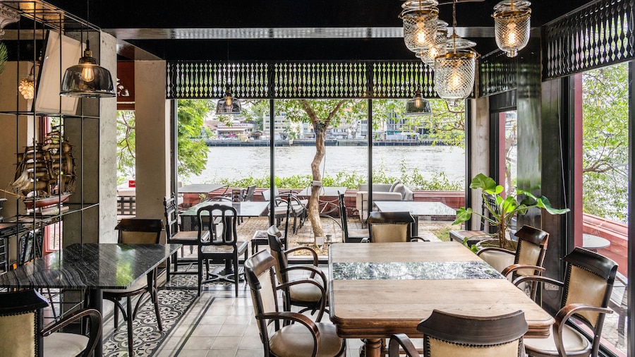 Amdaeng Bangkok Riverside Hotel