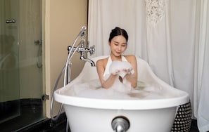 Separate bathtub and shower, deep-soaking bathtub, free toiletries