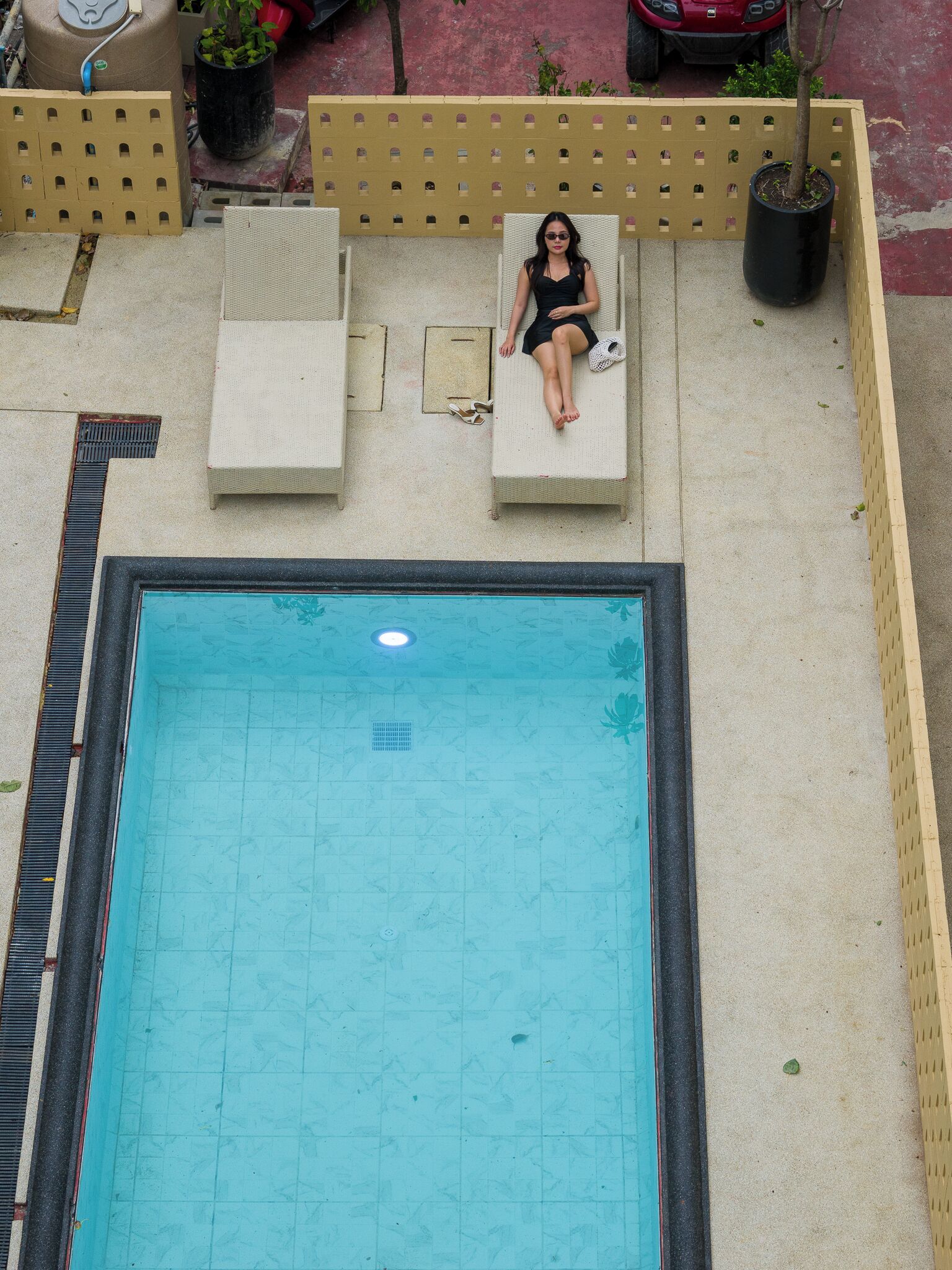 Una piscina al aire libre, tumbonas